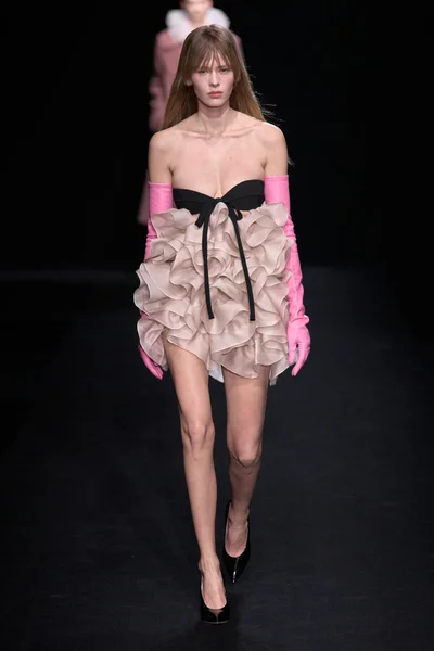 Look 16